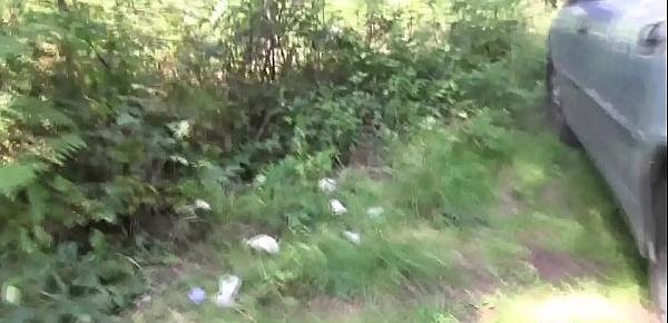  Leeloo baise un voyeur dans les bois pour son mari candauliste [Full Video]